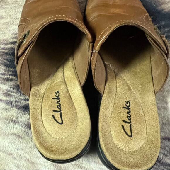 Clarks Lighter Brown Leather Slip On Clogs Women's Size 6.5 Backless Easy On - Picture 9 of 9